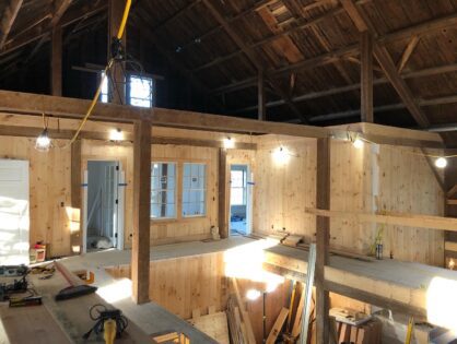 A room with many wooden beams and lights